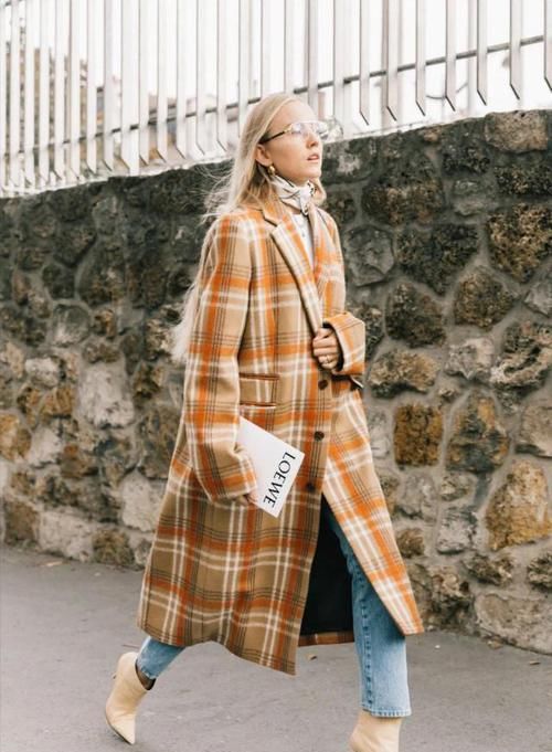 女人不管多少年纪，穿大衣时，最好别配这2双鞋子，另外3双更时髦