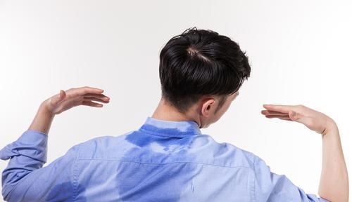 发育不良|为何有人不动都出汗,有人再热也不出汗,老中医告诉你哪种更健康