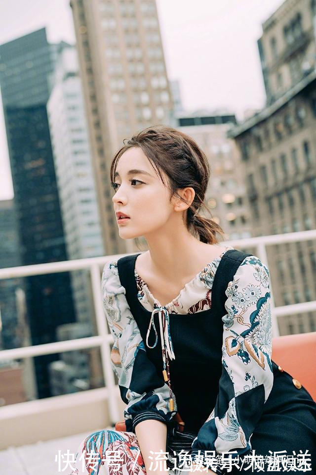 丸子头|女人别再披头散发了,很显老!今年流行这5种发型,减龄显脸小