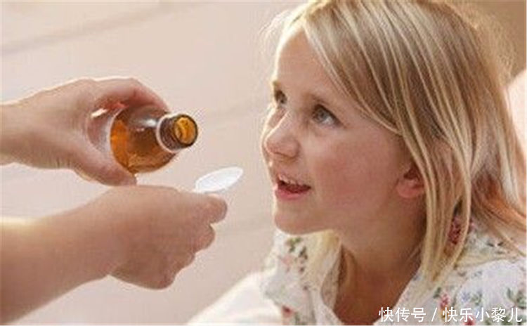 父母|萌娃喝药“仪式感”满满,举止端庄优雅,网友:有皇贵妃那味儿了