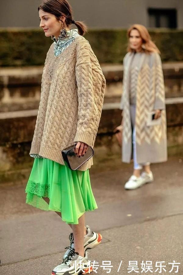 卫衣已经下线,今年开始流行“衬衫+毛衣”叠穿,时髦显瘦又优雅