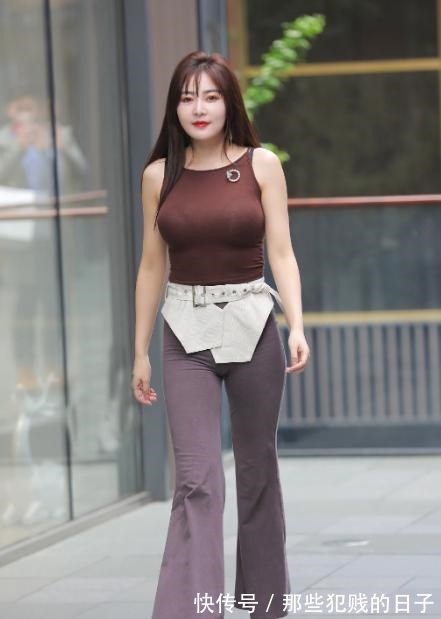 高贵 橙色轻薄外套搭配喇叭裤,高贵冷艳,从容优雅!