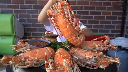 一看|大胃王吃10只“龙虾”,掰开一看却穿帮了,网友我能吃50只