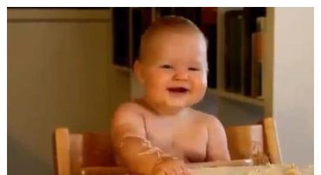 宝宝|1岁宝宝用手抓面吃，看到宝宝战绩，网友：爷爷奶奶是绊脚石