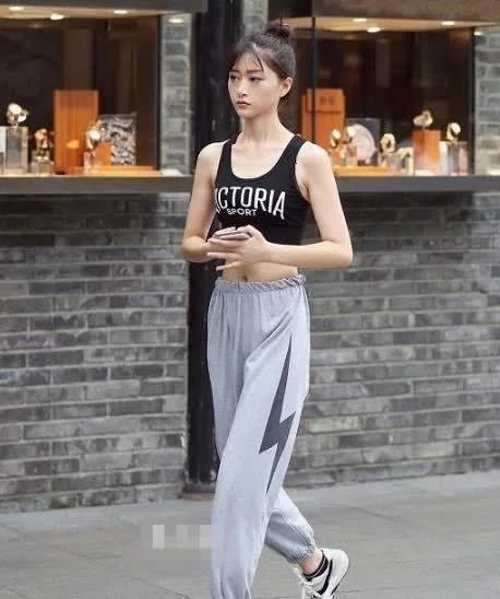 街拍:身材苗条的美女,衬衫配黑色紧身裤,年轻活力气质
