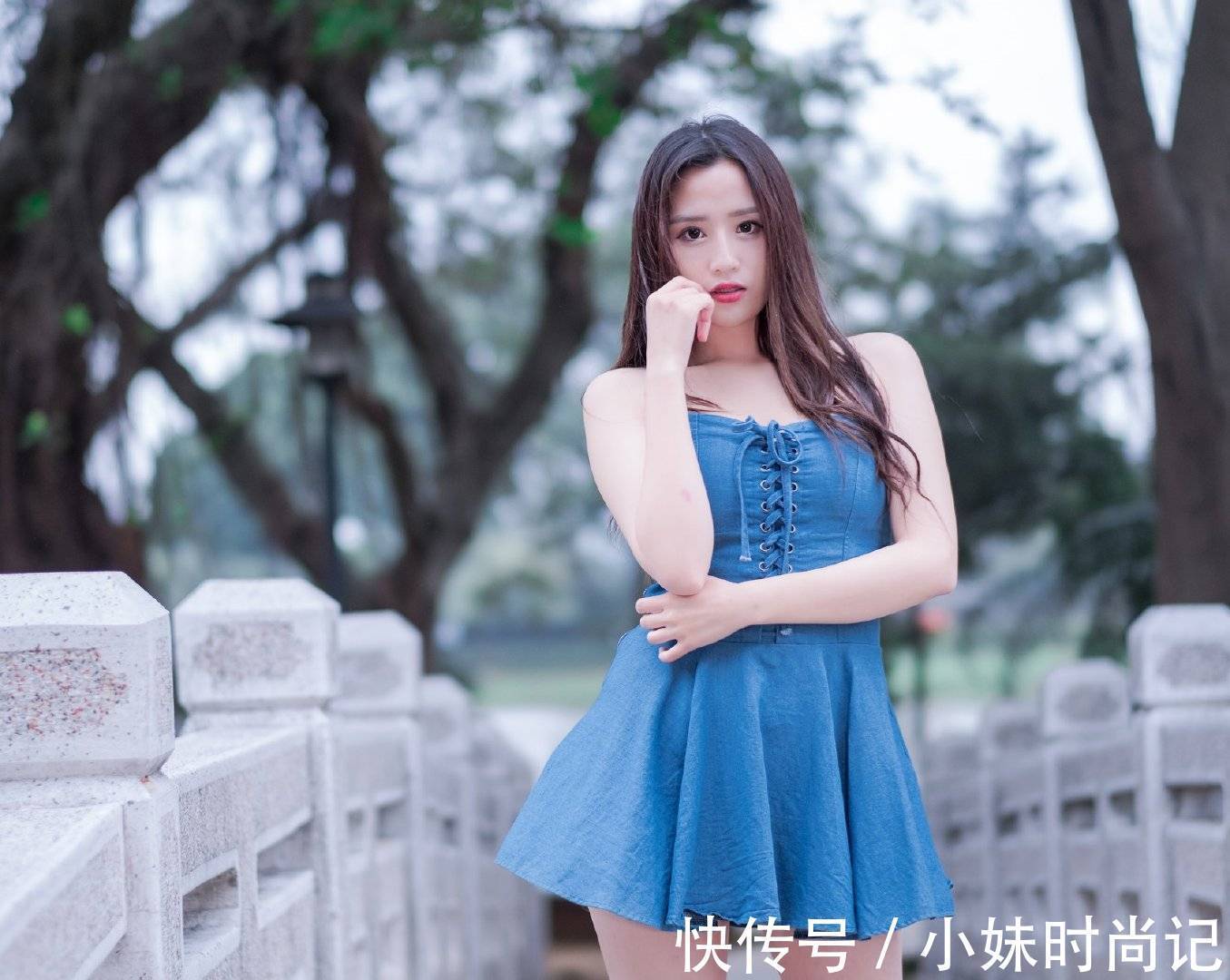 牛仔裙 牛仔裙吊带的款式十分的性感迷人,搭配绑带高跟鞋,减龄又时尚