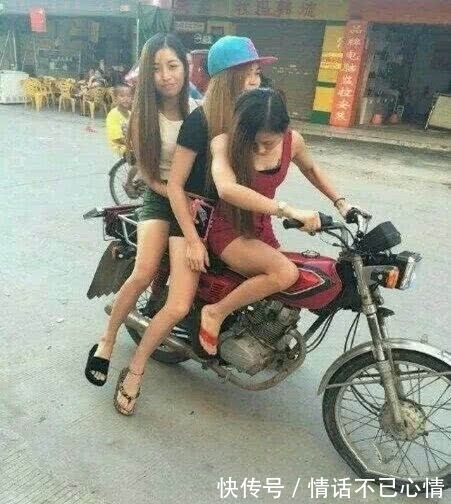 |搞笑GIF：妹子，你骑摩托还一个带两呀，有驾照没