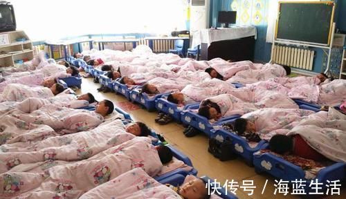 学校|老师在群里发出孩子午睡照片，家长看到后找学校要说法，园长道歉
