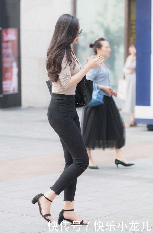 姑娘特别的潮流,搭配针织短衫,气质迎面扑来