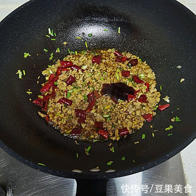 色香味俱全，米饭配外婆菜炒肉沫，下饭绝杀