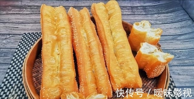 炸油条,不用泡打粉,不用小苏打,教你家常做法,个个蓬松香酥脆