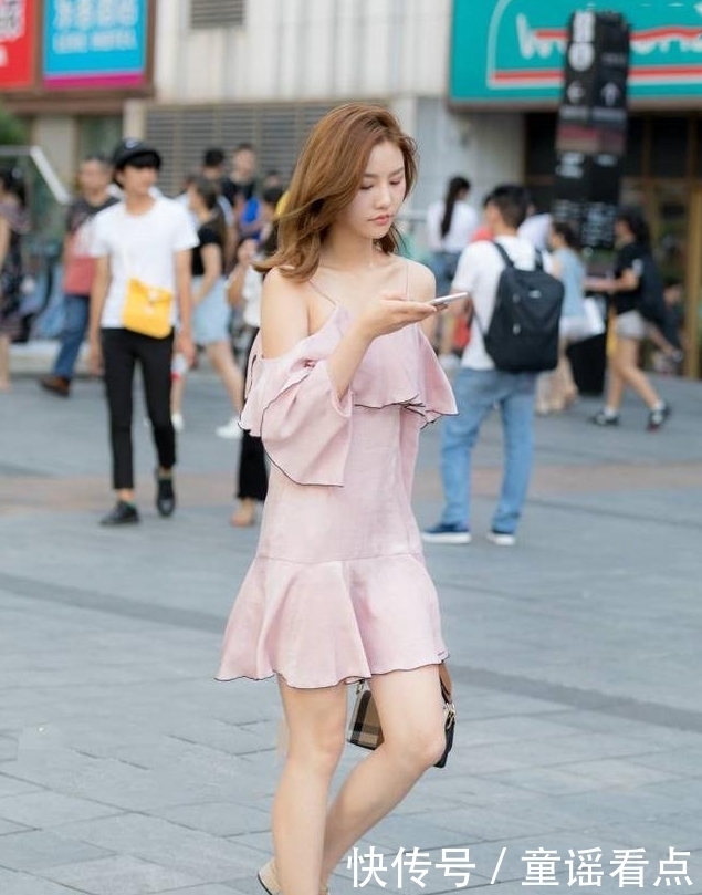 街拍：气质小姐姐粉色吊带裙，秀出白皙香肩，体态轻盈，沉鱼落雁