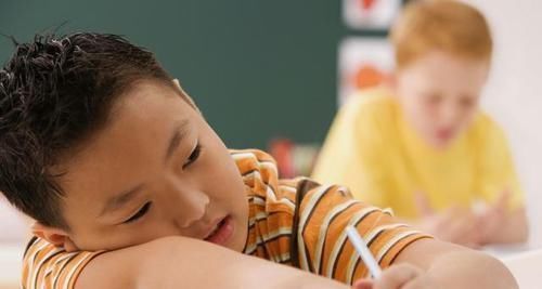 午觉|俩孩子，一个经常午睡一个从不午睡，多年后，3个方面差距很明显