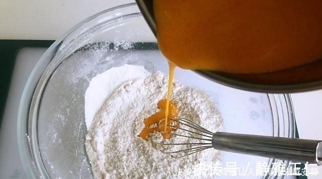 炼乳|女人要多吃它,松软香甜又养颜,不用揉面,个个开花,比蛋糕好吃