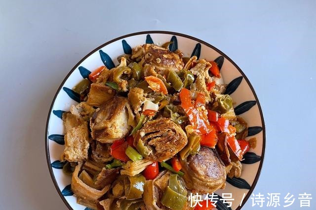 俩口子的午餐鱼肉搭配排骨汤,成本不多营养高,吃饱吃好人舒服!