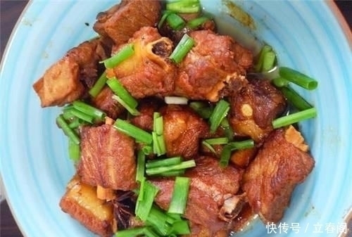 陪男友坐十小时火车回家,准婆婆半夜下厨,一桌菜让我宾至如归