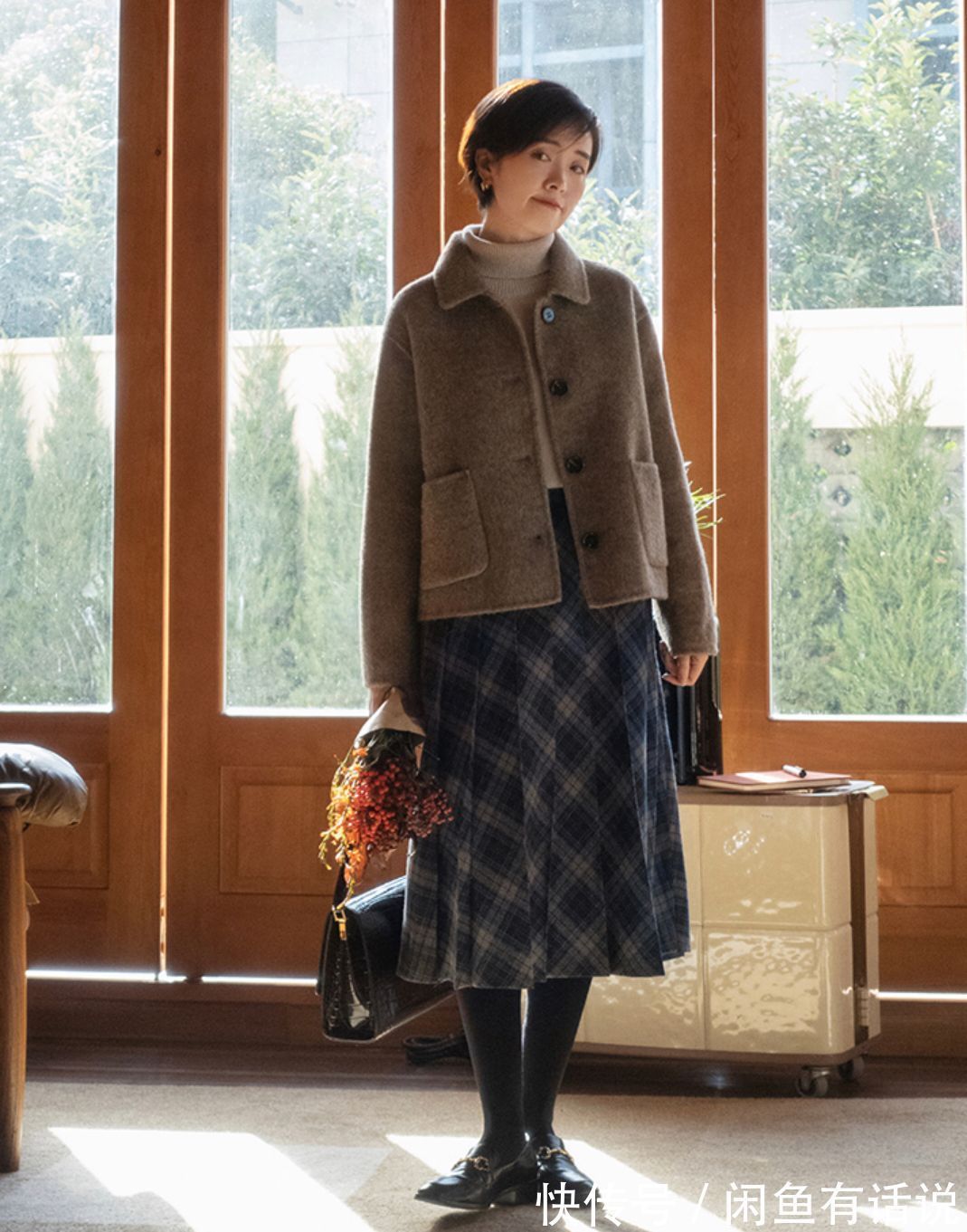 格纹|早春长大衣失宠了,35岁阿姨的“短大衣+裙子”保暖又高级,真美