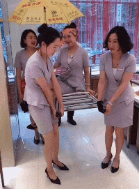 |搞笑GIF:你永远不知道妹子的脸有多大