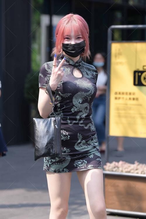 小姐姐如此清凉，想过去给她披肩外套，这样的类型带回家会挨揍么