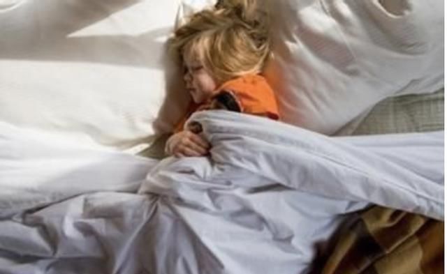 睡眠时间|体检时发现“智力障碍”医生怒斥母亲,让6岁男童天天保持睡午觉