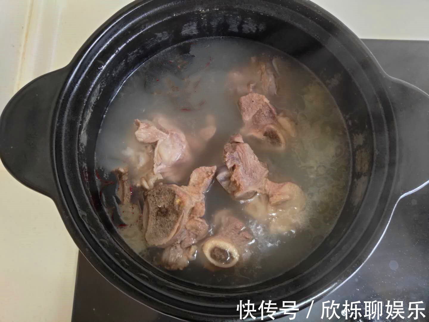 骨胶原|无论炖什么骨头汤，最忌直接加水，多加这1步，汤汁更香更浓白！