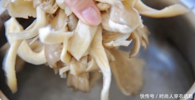  蘑菇|这道菜成本2元钱，吃起来比肉还香的“下饭王”，老公每天都想吃