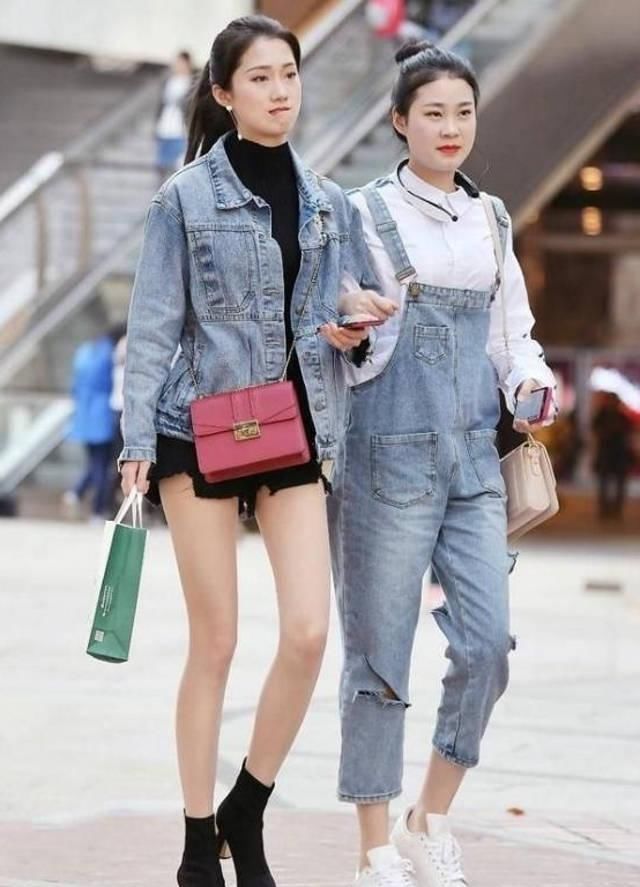 路人街拍，小姐姐选择粉色v领毛衣搭配浅灰色百褶裙，可爱又性感