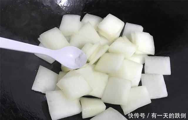  冬瓜此做法，鲜香入味比肉好吃，软糯多汁超下饭，连汤都吃精光