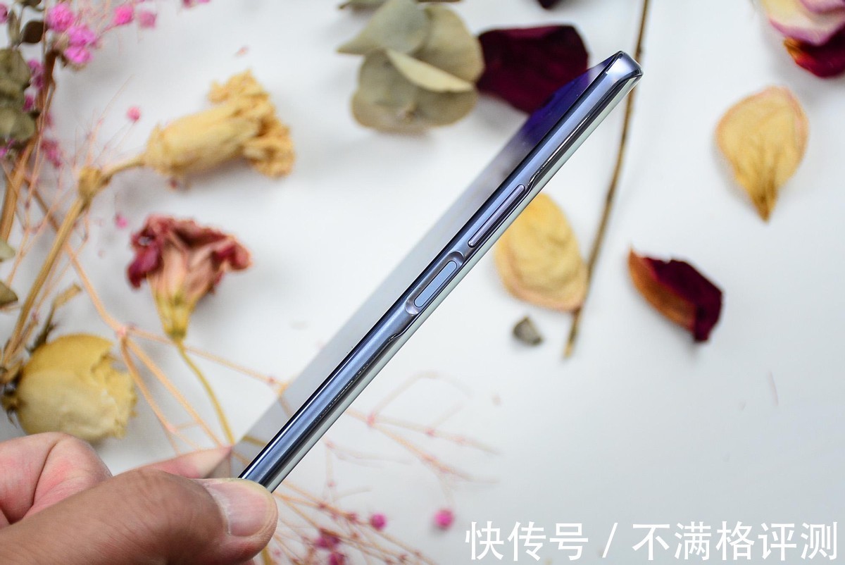 边框|中端机不再吹性能了？国产“全是屏”手机回归，荣耀X20评测