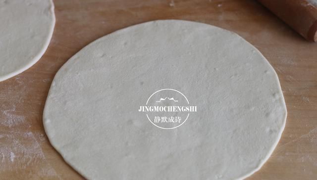  这才是韭菜盒子的传统做法，皮薄馅儿大，好吃易做，难度为零