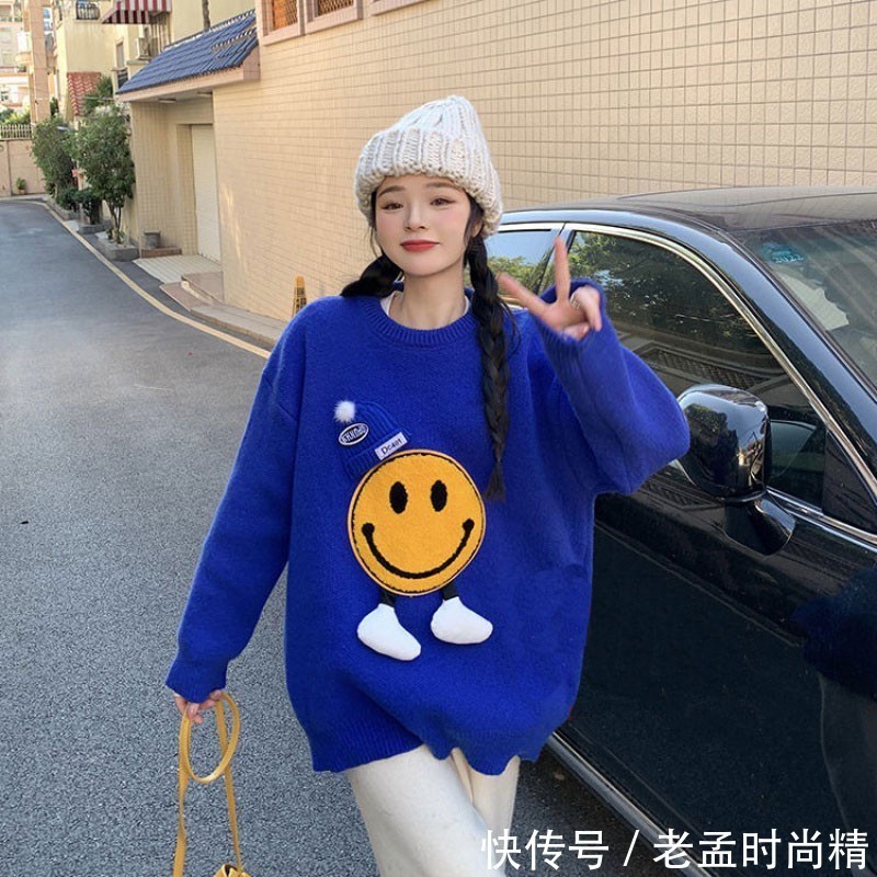 休闲 冬季日常穿搭,笑脸毛衣遇上流行色“克莱恩蓝”,更加可爱动人