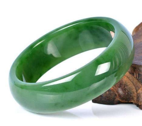  早知|长期在左手佩戴玉手镯，会有哪些好处？你戴对了吗？早知早受益