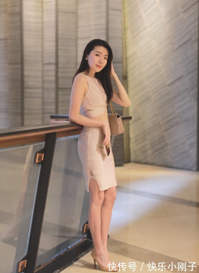 搭配|搭配简单的连衣裙,照样能穿出时尚气质,走在街上就是一道风景线