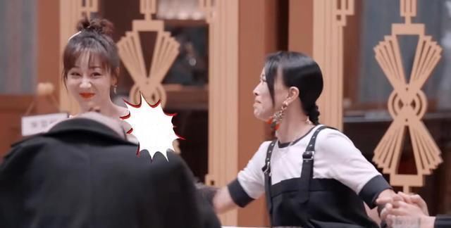 那英脚踢杨紫,称杨紫是假单纯、心眼多,杨紫看到那英眼神都害怕