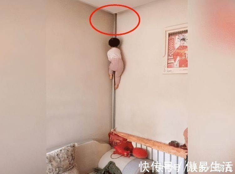 家长|3岁萌娃调皮爬暖气管,动作矫健迅速,网友:少侠你尿不湿要掉了
