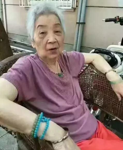  女人|手镯戴的对，年轻20岁，中国女人一定要有一只玉镯！