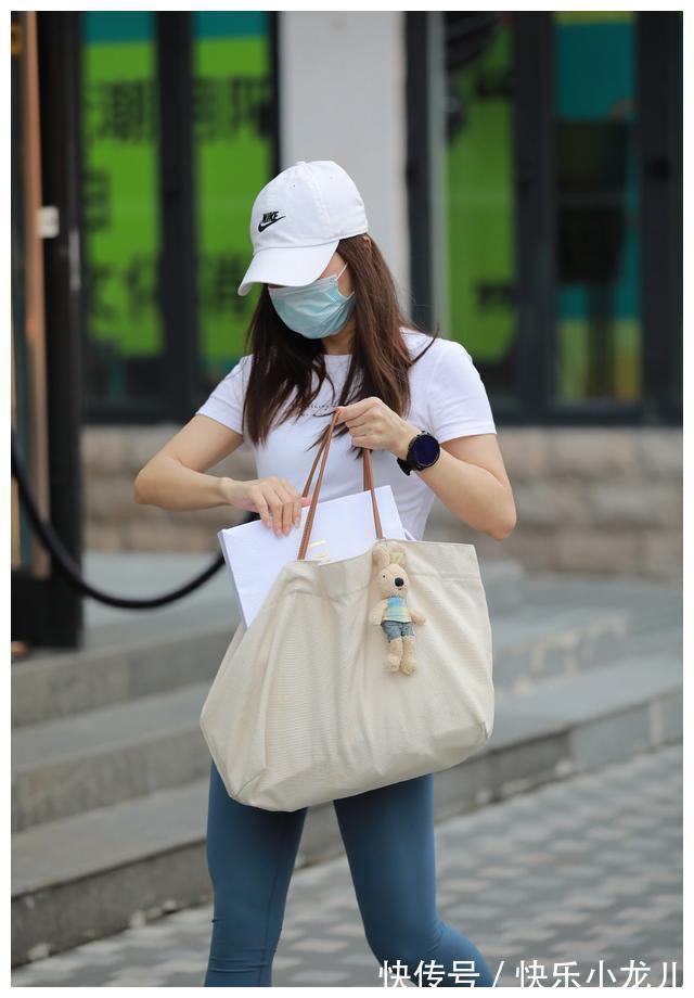 大衣 瑜伽裤搭棉质叠穿背心,有层次感的搭配,显得很潮流有气场