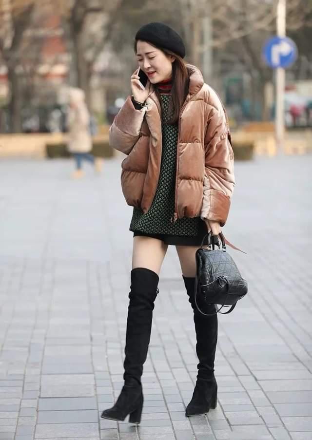  橘色|橘色时尚羽绒服，搭配黑色过膝高筒靴，穿出高贵优雅范