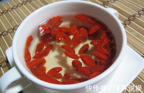 营养物质|枸杞到底是白天吃还是晚上吃,吃对比人参管用,吃错容易生病