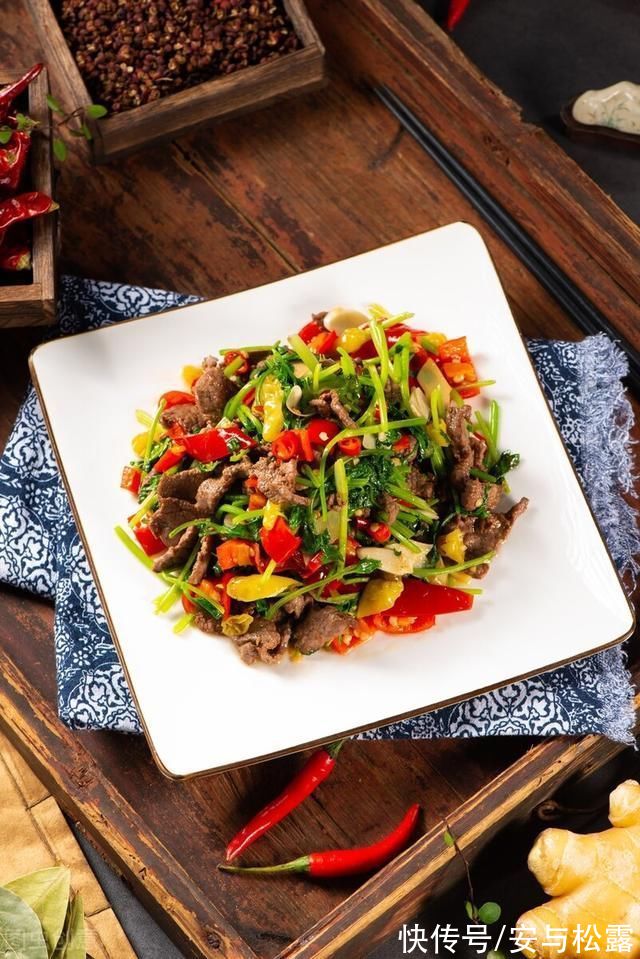 超下饭的泡椒炒牛肉，鲜嫩可口吃过难忘，辣到过瘾香到口水横流