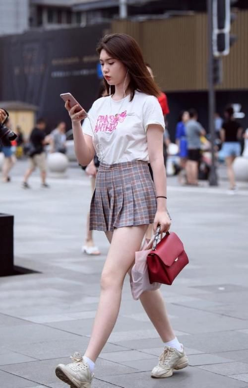 选一件简单的减龄短裙，走出青春的脚步