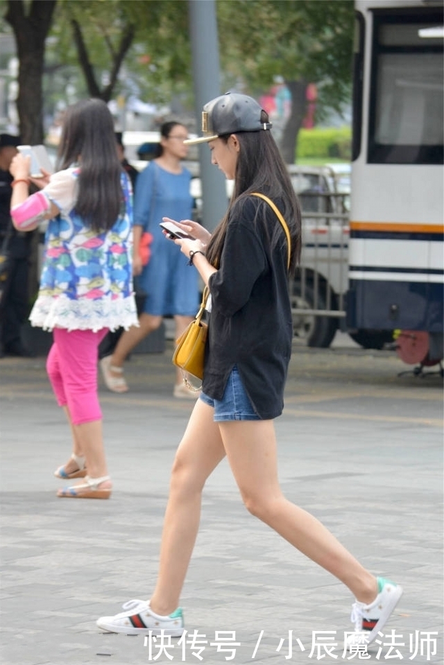 时尚|路人街拍,黑色针织衫搭配柔美的白裙,美美哒