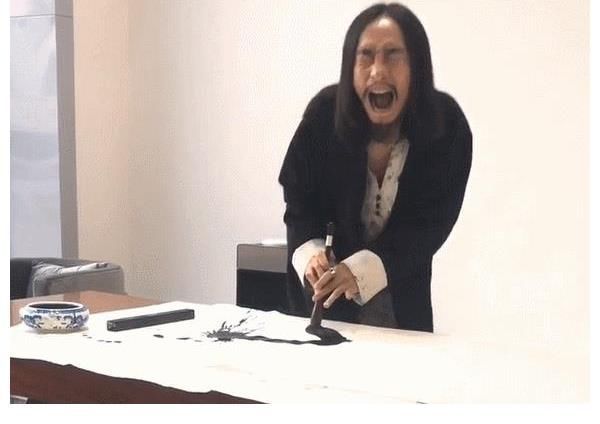 电灯泡&靠写“丑书”走红,创作时表情夸张、情感丰富,1年收获61万粉丝