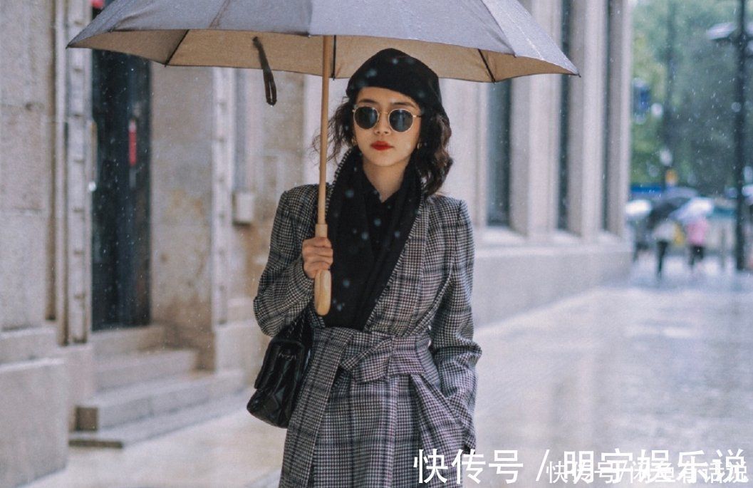 街拍 冬天别只知道羽绒服,穿大衣才高级更显气质,看看三木博主就知道