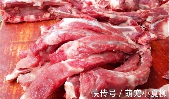 买排骨时，找“肉多”还是“肉少”的好？肉贩子无意透了底，看看