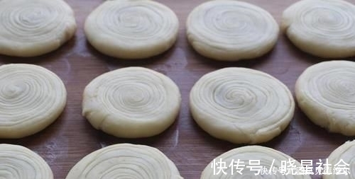 面粉特别的创意做法,加2个紫薯,比包子馒头都好吃,酥得直掉渣