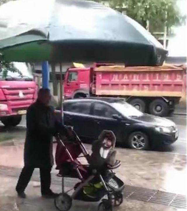 豪华|爷爷自制“豪华婴儿车”走红,引路人频频回头:这样的爷爷来一打