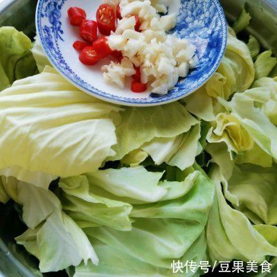 牛心菜|腊肠爆炒牛心菜，简单快