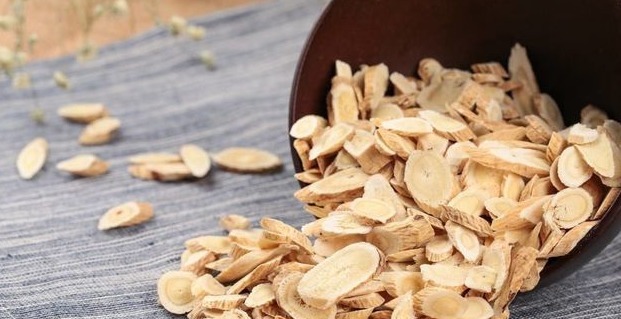 身体|退休教师吃黄芪一个月,身体大变化,那么黄芪究竟有什么作用呢