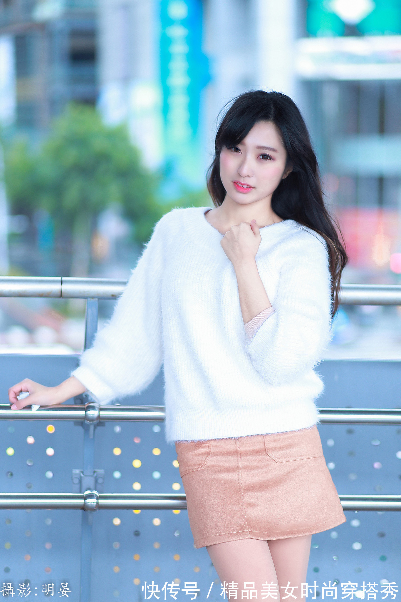 展示|美女身着米色西服短裙,搭配出精致的造型,展示出女人柔和的美